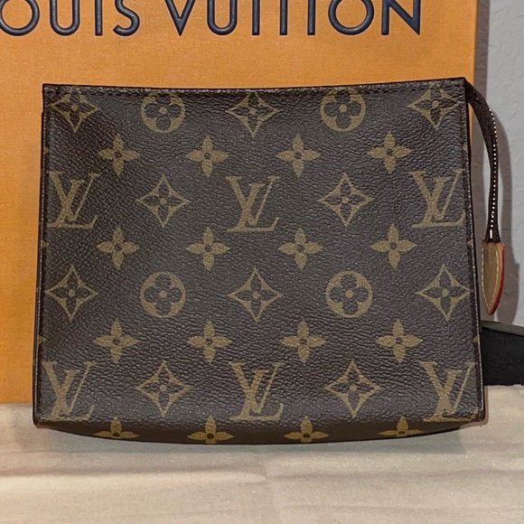 Louis Vuitton Poche Toilette - Picture 4 of 8